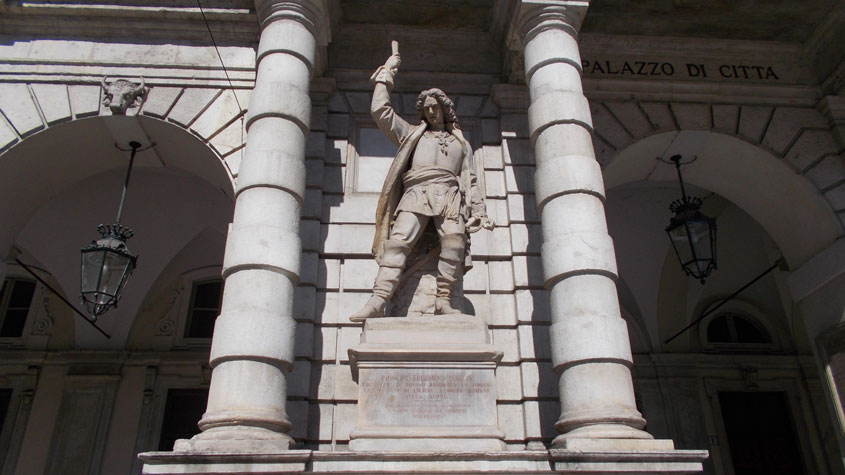 Torino-Statua del Principe Eugenio all'ingresso del Municipio