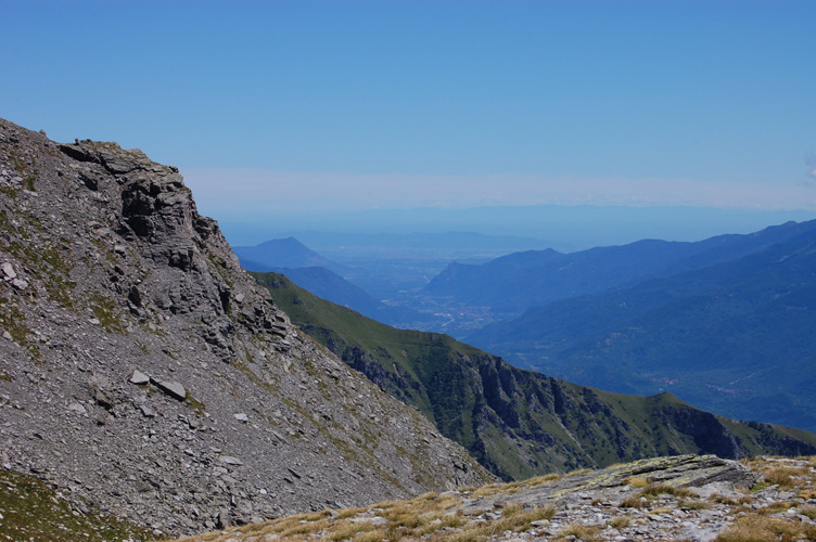 Forse fu proprio da questo punto che Annibale mostrò ai suoi uomini la Pianura del Po.Distinguiamo a sx il monte Musinè,a dx il monte Pirchiriano con alla sommità la Sacra di San Michele e al centro la collina Torinese