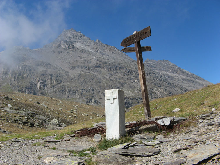 Come indicato dal cippo in questo punto passava,e passa tuttora il confine fra Italia e Francia.Su questo lato il cippo riporta la croce Sabauda del Regno d'Italia e sul lato opposto..........