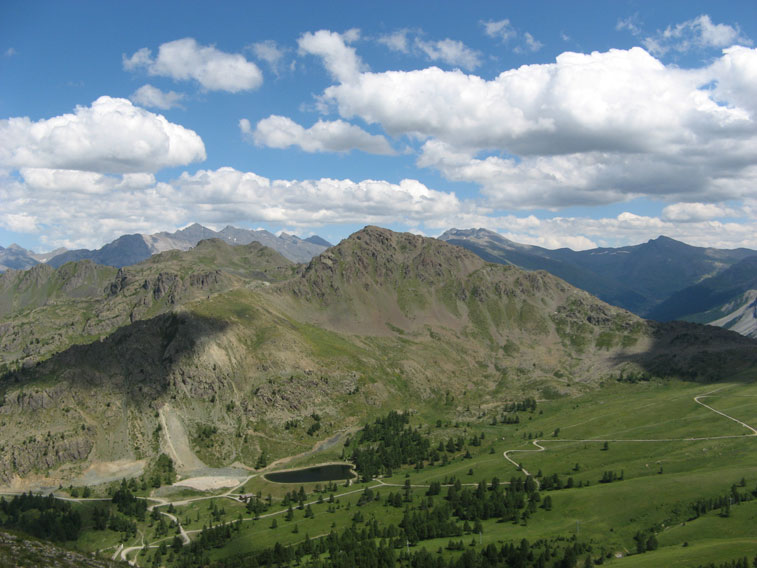 Il Lac des Anges visto dallo Janus.Visibili lo Chenaillet e il Gimont