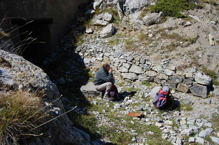 Ristorante &quot;La Batteria&quot; davanti all'ingresso della B14