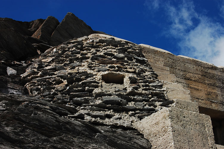 Moncenisio-I resti della copertura in pietre del malloppo del Centro 17