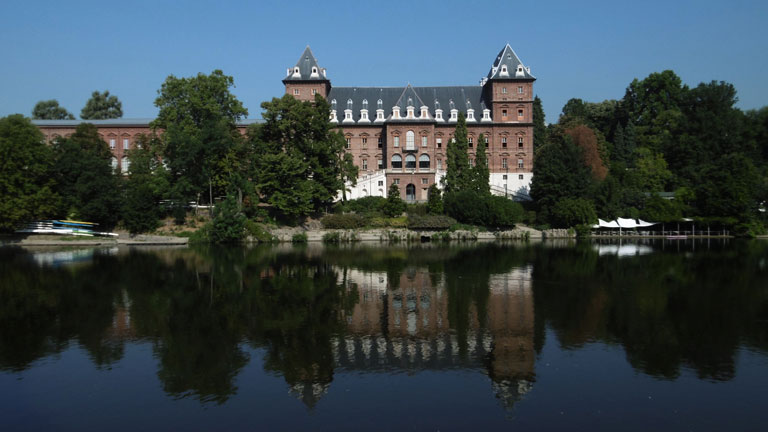 Torino-Il Castello del Valentino visto dal lato del fiume Po