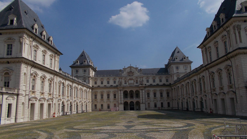 Torino-Il Castello del Valentino visto dal lato della città