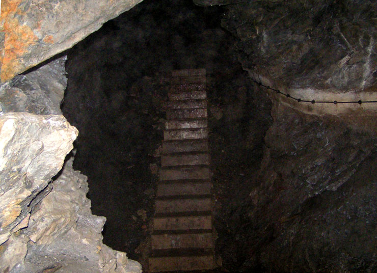 cavernone con scala verso altra post.