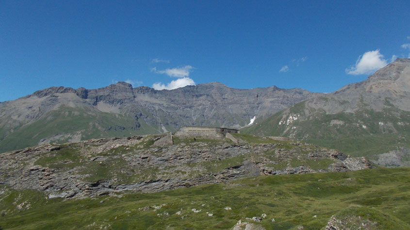 Moncenisio 14 luglio 2017-Il Forte Varisello visto dalla strada che scende dal Pattacroce