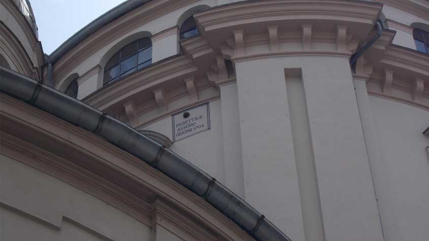 Torino Basilica della Consolata-Palla di cannone francese incastrata nel muro della Basilica-L'anno di riferimento è il 1706 e non 1704 come riportato.Nel 1704 Torino non subì alcun assedio