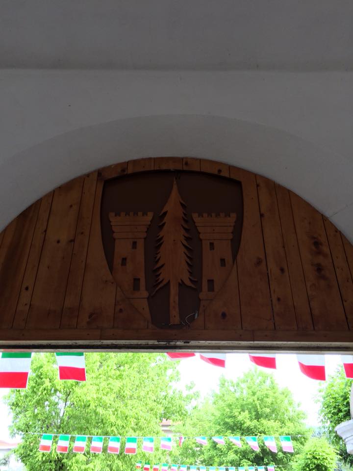 caserma Monte Grappa - portone ingresso - stemma Cadore.jpg
