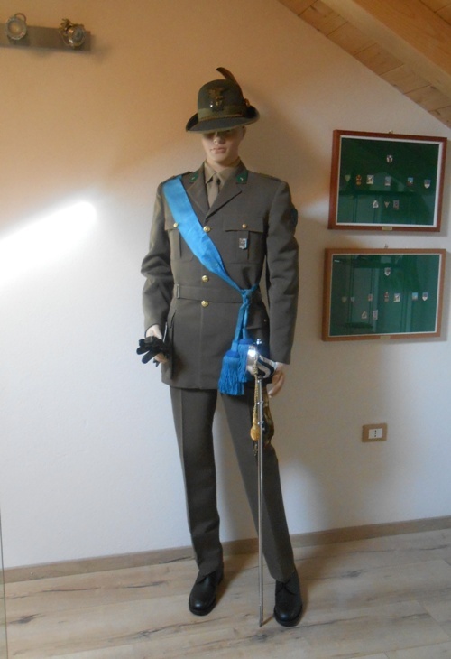 4) SottoTenente Battaglione Alpini Tolmezzo in Grande Uniforme Ordinaria invernale modello 1948.JPG