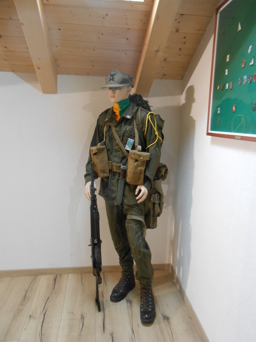 19) Caporal Maggiore del Gruppo Artiglieria da Montagna Belluno in uniforme di servizio e combattimento modello 75.JPG