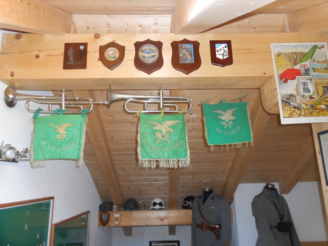 Da sinistra, drappella del Btg. Alpini Tolmezzo, drappella del 7° Rgt Alpini e drappella del Btg Alpini d'Arresto Val Cismon