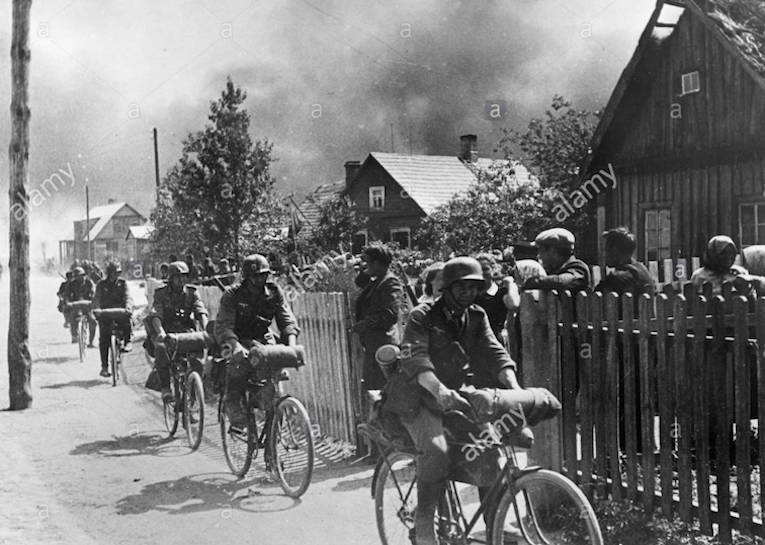Soldati-attraverso-un-villaggio-sul-fronte-orientale-il-2-luglio-1941.jpg