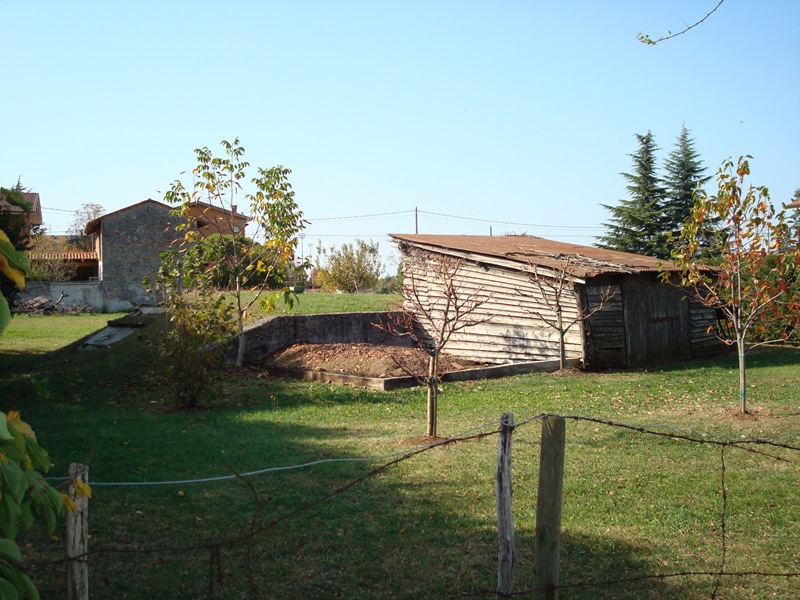 Alla sinistra dell'albero si nota l'uscita d'emergenza, alla destra lo scarico del G.E.