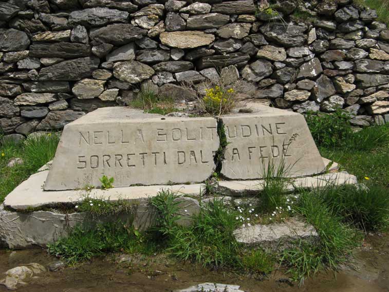 Il basamento del pennone della bandiera della caserma LX