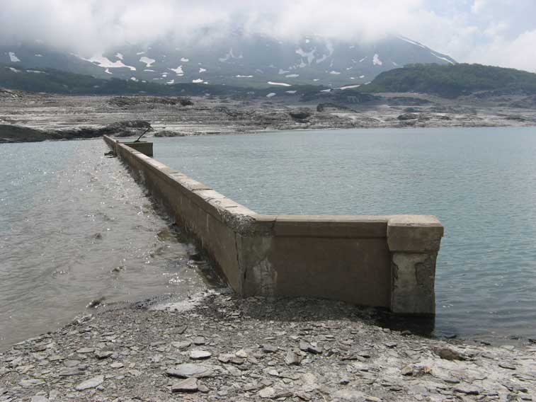 Pomeriggio del 7 giugno,il camminamento della diga centrale è ormai sommerso.Ancora qualche ora e toccherà al parapetto