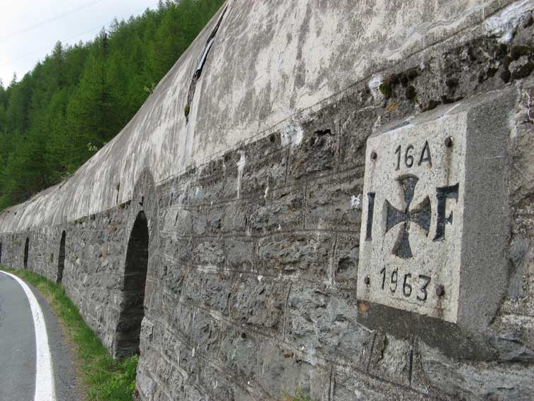 Il punto esatto dell'attuale confine fra Francia e Italia divide a metà una vecchia galleria della ferrovia Fell
