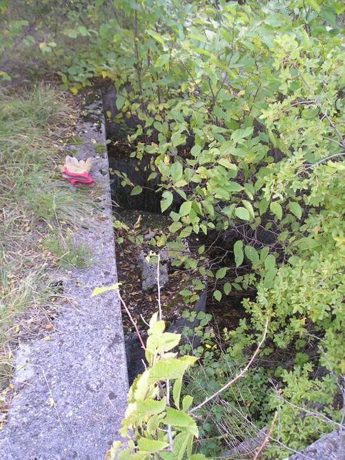 Si tratta di un piazzola semicircolare con un largo banco per l’appoggio dell’arma: