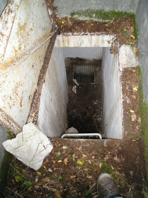 . . . si arriva ad una piccola trincea nel fondo della quale si apre un portellone . . .