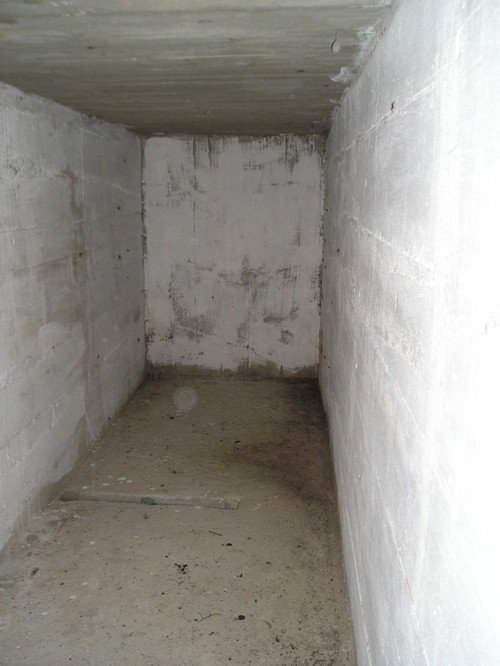 . . . e dopo una svolta porta ad una camera interna, anche questa lunga e stretta (mt. 5 x 1,30).