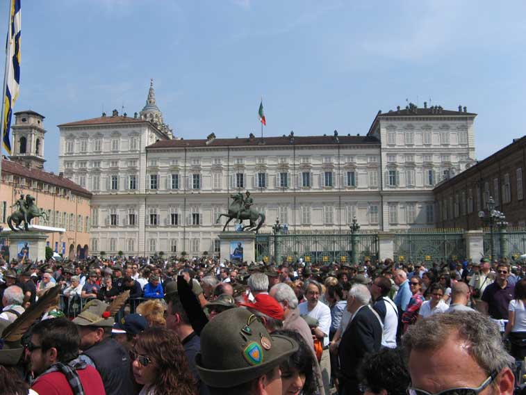 7 maggio 2011 Torino-Palazzo Reale e Piazza Castello in attesa dell'arrivo dei parà del &quot;Monte Cervino&quot;