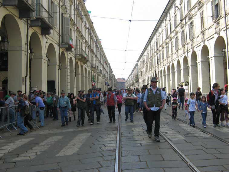 Via Po,gli Alpini stanno prendendo possesso di Torino