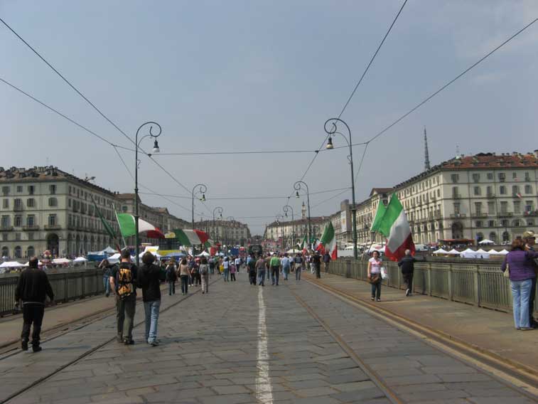 Piazza Vittorio in attesa dell'arrivo della prima tappa del Giro d'Italia