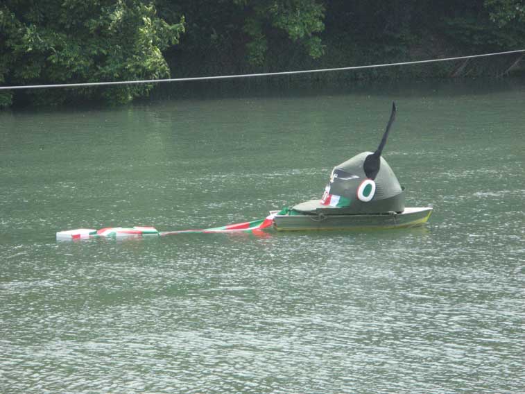 Anche se in mezzo al fiume Po questo &quot;strano natante&quot; ha qualcosa di alpino