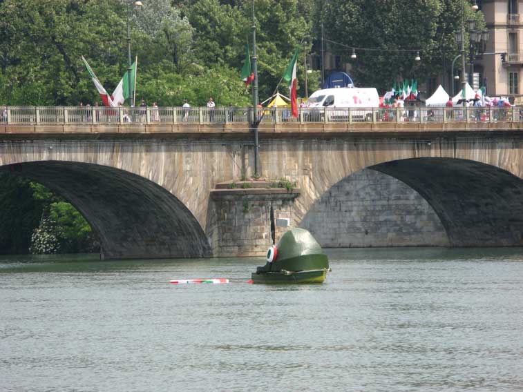 Il ponte Vittorio Emanuele I fa da sfono a uno strano natante