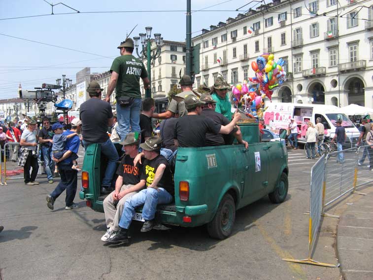 In attesa dell'arrivo della primsa tappa del Giro d'Italia in Piazza Vittorio sfilano i &quot;mezzi alpini&quot;