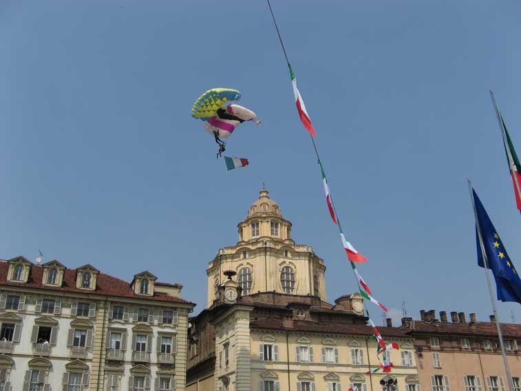 Arrivo dei parà in Piazza Castello,visibile la cupola della Chiesa di San Lorenzo