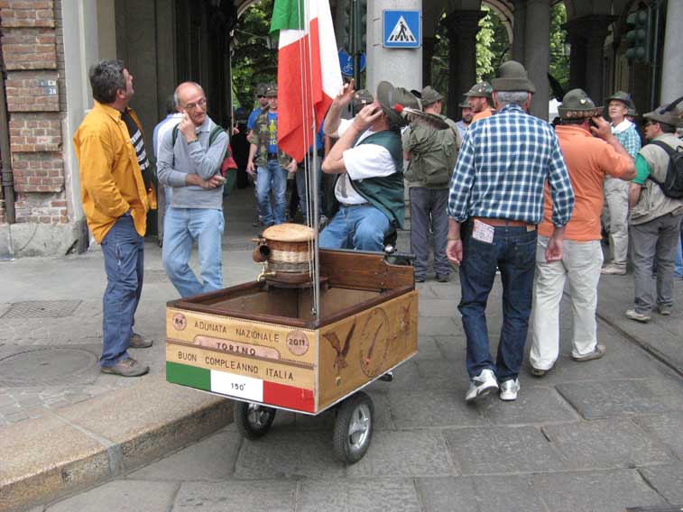 Agli Alpini la fantasia non manca.