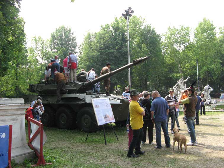 Visitatori della Cittadella militare vicino alla blindo Centauro