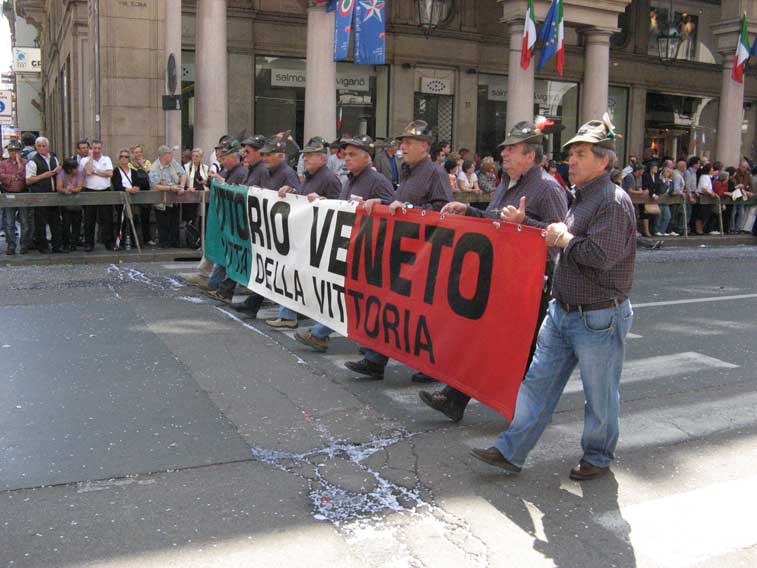 Torino 8 maggio 2011 Via Roma-Lo striscione del Gruppo di Vittorio Veneto