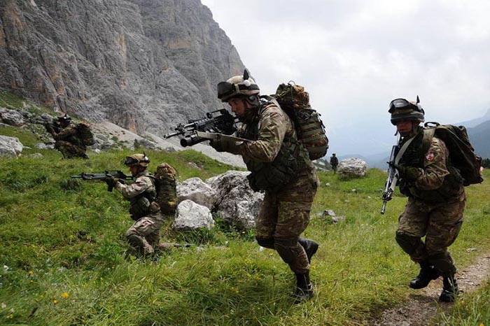 Alpini del 7° Rgt durante l'esercitazione Falzarego provvisti di SC70/90 - Foto Esercito Italiano