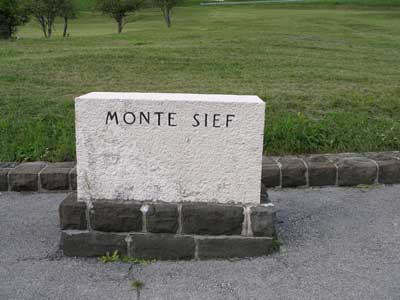 Uno dei monoliti del viale d'accesso