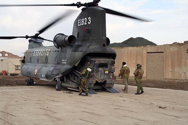 BV-206S Italiano viene scaricato da un CH47 in Afganistan (foto:ISAF Media)