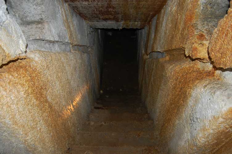 Iniziamo a discendere dalla base del pozzo percorrendo il primo tratto di scala fino al pianerottolo