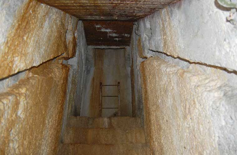 La seconda rampa di scale che termina alla base del pozzo