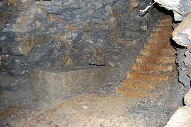 L'inizio delle scale per accedere al pozzo e il basamento in cemento per i serbatoi della riserva d'acqua