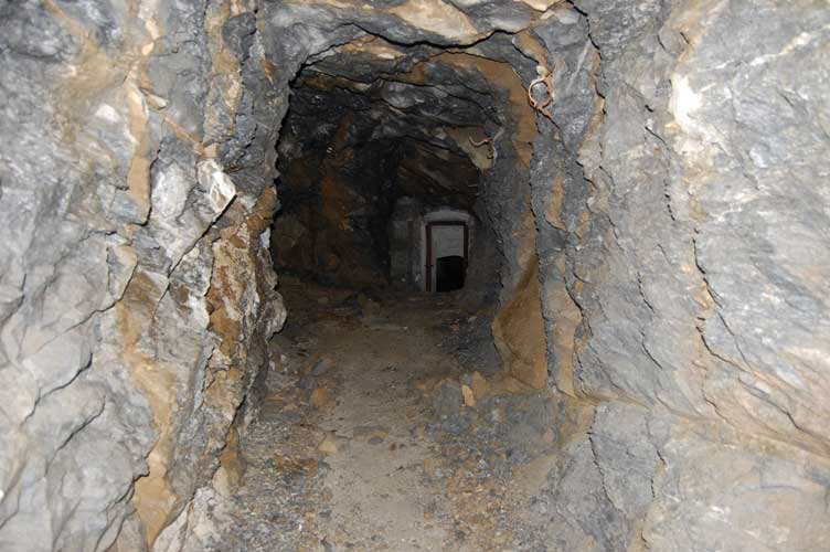 Il corridoio cessa di essere rivestito,A sx la diramazione verso il pozzo della torretta e di fronte l'accesso al ricovero
