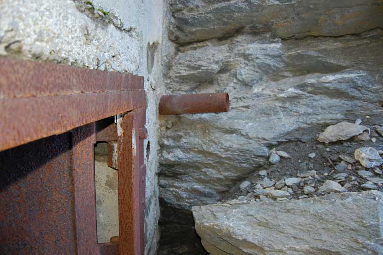 Particolare della parte superiore dell'ingresso