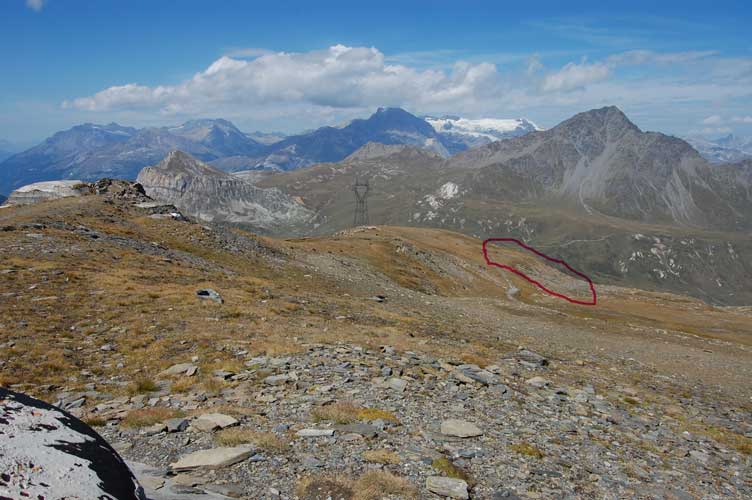 All'interno del riquadro rosso il sito del Centro 9 visto dal colletto Malamot.La torretta metallica si individua in alto a sx mentre la trincea di accesso è posizinata in basso a dx del riquadro