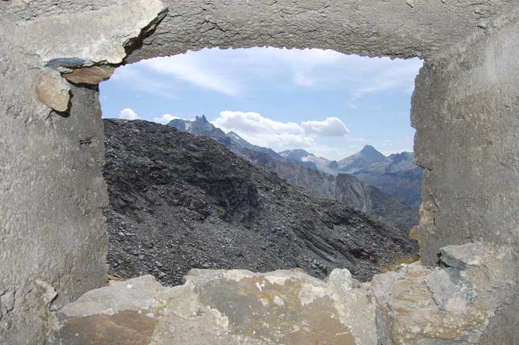 Vista dalla feritoia dell'arma,si distinguono chiaramente a sx i Denti d'Ambin(m.3372) e a dx la Rocca d'Ambin(m.3378)