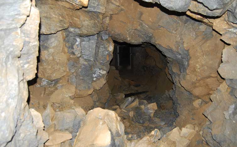 Si inizia ad intravedere un tratto di corridoio rivestito