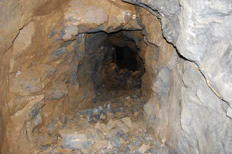 Proseguendo lungo la galleria non rivestita possiamo notare la notevole quantità di materiale lapideo staccatosi da volta e pareti