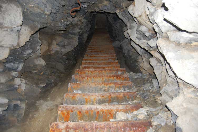 La lunga scala che conduce alla casamatta 3