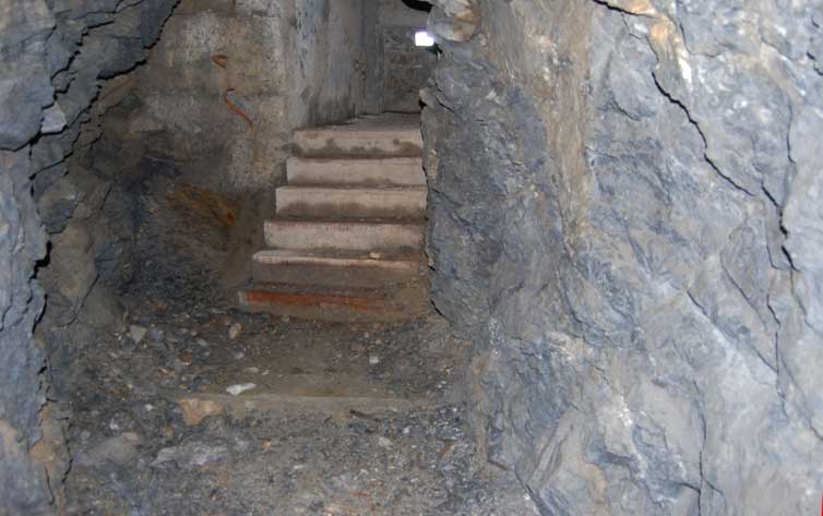 Accesso alla casamatta 2 la cui destinazione d'uso rimane a noi sconosciuta.I gradini per accedervi sono solamente sei