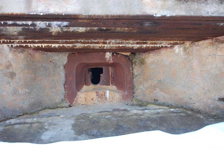 La feritoia con lo scudo girevole dell'osservatorio visto dall'esterno