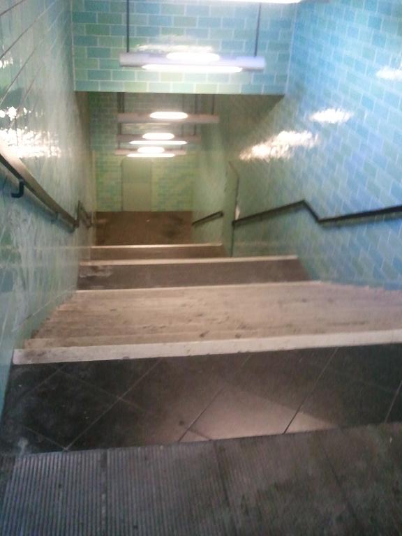 scalinata che porta alle tre porte stagne del bunker della seconda guerra mondiale nella stazione di  Badstrasse