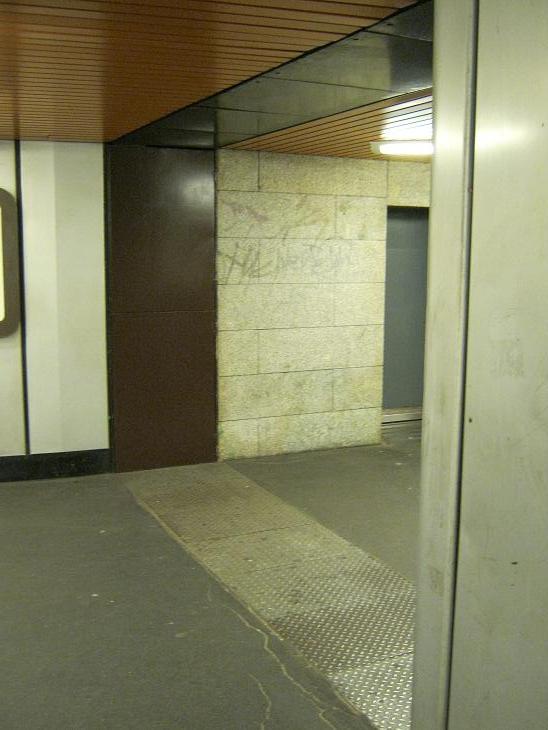 Quì si notano dell piaste dove sotto ci sono dei binari e dietro il muro cè il ricovero della porta da 60ton in acciaio e cemento che chiudeva ermeticamente la stazione della metrò ce ne sono una per ogni rampa d'accesso dalla strada. Più a dx cè la porta d'accesso che conduce alla camera di decontaminazione